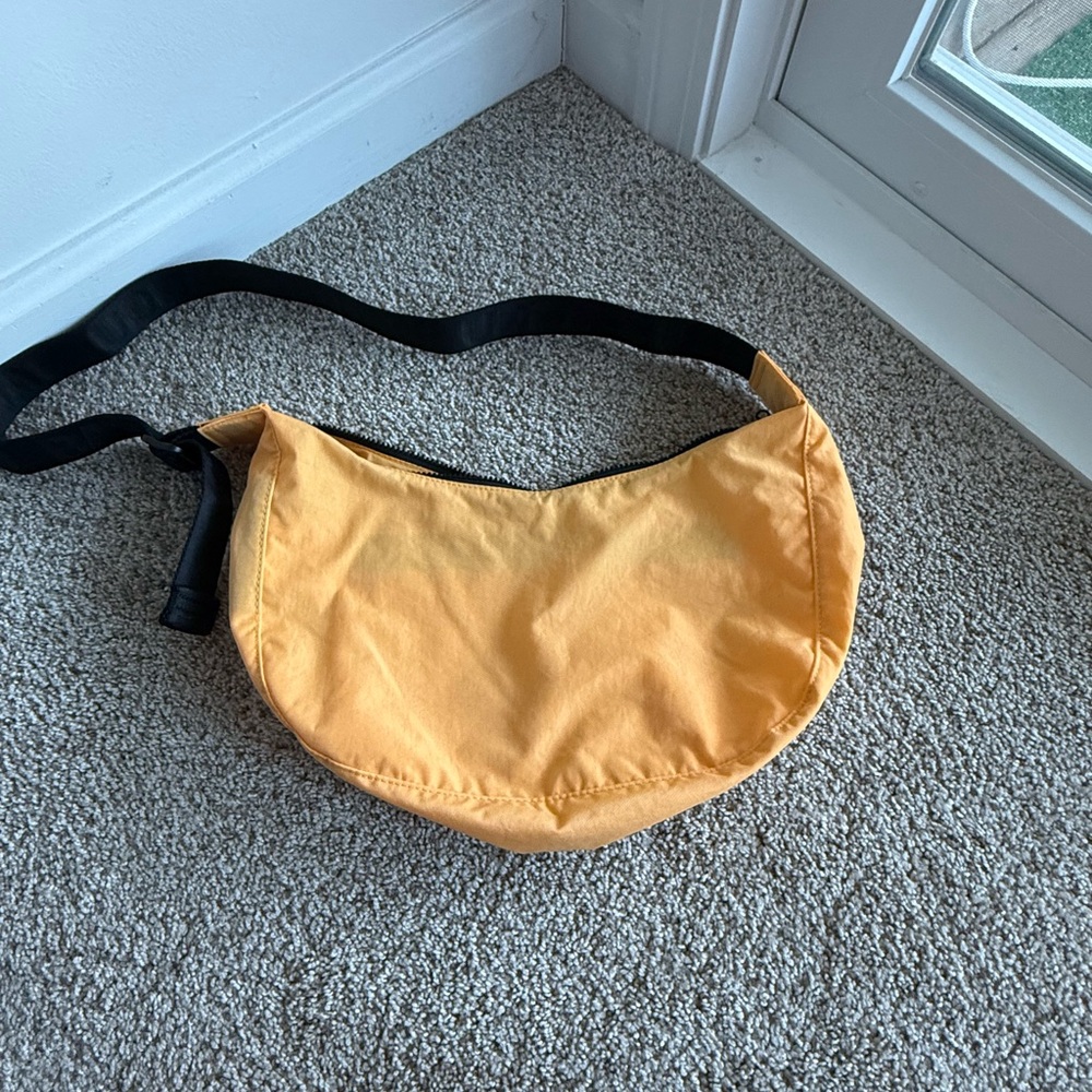 Baggu UO Mango Medium Crescent